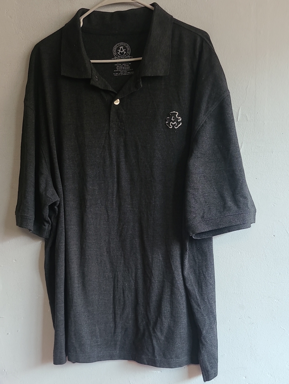 Men's size 4XL Akademiks dark gray short sleeve collared polo shirt w/patch logo